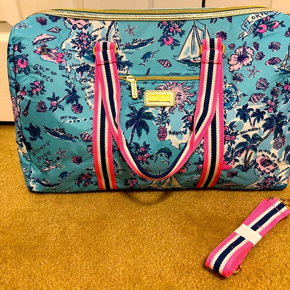 New Lilly Pulitzer Overnight Bag in Lilly’s Road-trip Print - Picture 2 of 6